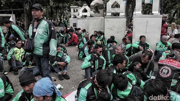 Sebagian driver hanya duduk-duduk saat rekan-rekannya menyampaikan aspirasi.