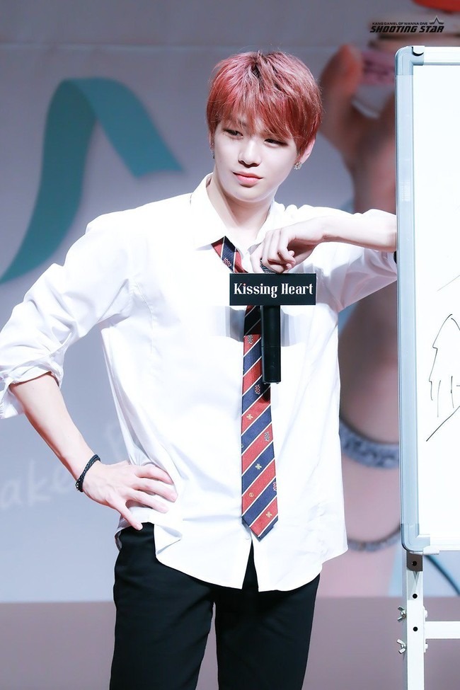 Tampil hanya dengan kemeja, dasi, dan celana hitam Kang Daniel yang dikenal punya tubuh atletis itu sudah tampak keren. Sentuhan dasi keluaran Gucci seharga Rp 3 jutaan pun menambahkan kesan mahal dalam gaya simpelnya. Foto: Fansite