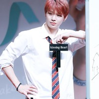 Tampil hanya dengan kemeja, dasi, dan celana hitam Kang Daniel yang dikenal punya tubuh atletis itu sudah tampak keren. Sentuhan dasi keluaran Gucci seharga Rp 3 jutaan pun menambahkan kesan mahal dalam gaya simpelnya. Foto: Fansite