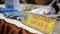 Polisi saat ini masih menggali keterangan dari ketiga tersangka. Polisi juga masih memeriksa kandungan dari obat-obatan Golongan IV yang ikut disita dari para tersangka. Untuk para orang tua, harap tetap berhati-hati menjaga putra-putrinya yah.