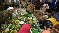 Saat syukuran ulang tahun Kabupaten Sragen ke 272, Mbak Yuni dan warga merayakannya dengan makan bersama. Wanita yang juga seorang dokter ini terlihat cukup dekat dengan masyarakatnya. Foto: instagram @mbakyuni_sragen