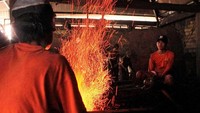 Pabrik ini pun masih mempertahankan proses pembuatan alat musik secara tradisional. Bahan yang digunakan adalah timah dan tembaga, yang diproses secara tradisional tanpa menggunakan mesin. Pool/Aprillia Dinda/Detikcom.