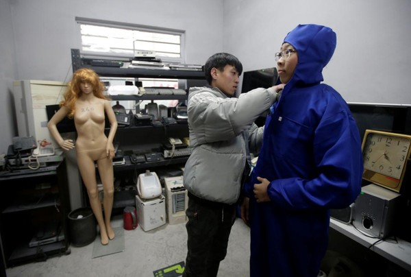 Takut terluka terkena serpihan kaca? Jangan khawatir, nanti pengunjung mengenakan alat pelindung kok. (Jason Lee/Reuters) Takut terluka terkena serpihan kaca? Jangan khawatir, nanti pengunjung mengenakan alat pelindung kok. (Jason Lee/Reuters)
