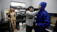 Takut terluka terkena serpihan kaca? Jangan khawatir, nanti pengunjung mengenakan alat pelindung kok. (Jason Lee/Reuters)