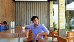 Tampannya Aditya Zoni, Adik Ammar Zoni Saat Santai sambil Ngopi