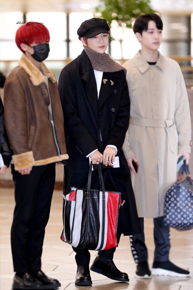 Pakai barang branded dari atas sampai bawah sudah biasa bagi Kang Daniel. Kali ini, ia menggunakan tas Balenciaga Rp 28 jutaan hingga coat Burberry Rp 54 jutaan. Foto: Fansite