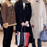 Pakai barang branded dari atas sampai bawah sudah biasa bagi Kang Daniel. Kali ini, ia menggunakan tas Balenciaga Rp 28 jutaan hingga coat Burberry Rp 54 jutaan. Foto: Fansite
