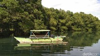 Pulau Karamasang terletak di wilayah Kelurahan Ammassangan, Kecamatan Binuang, Polewali Mandar. Untuk menjangkau Pulau Karamasang, pengunjung bisa menumpangi perahu tradisional yang disebut perahu lopi katinting. (Abdy Febriady/detikTravel) 