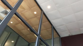 Salah satu ruangan dengan atap beda warna di bandara internasional Da Nang, Vietnam. Warna atap tersebut membedakaan antara ruangan untuk merokok dan tidak. (Foto: Boredpanda)