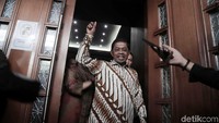 Idrus juga sempat mengacungkan jari telunjuknya di pintu keluar ruang sidang Pengadilan Tipikor, Jakarta. Apa masksudnya yah?