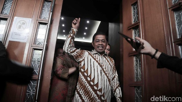 Idrus Marham Acungkan Telunjuk Usai Didakwa Terima Suap