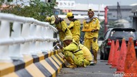 Petugas sudah mulai melakukan pengecatan sejak pukul 08.00 hingga pukul 16.00 WIB.