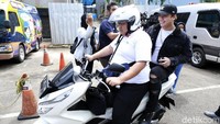 Billy Syahputra buru-buru pergi naik motor saat ditemui usai tampil di sebuah acara. Foto: Palevi S/detikFoto