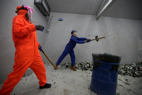 Tempat ini telah dikenal oleh warga Beijing untuk melepas stress dan meluapkan kemarahan. Semenjak dibuka, ada 600 orang pelanggan yang telah menghancurkan 15.000 botol setiap bulannya. (Jason Lee/Reuters) Tempat ini telah dikenal oleh warga Beijing untuk melepas stress dan meluapkan kemarahan. Semenjak dibuka, ada 600 orang pelanggan yang telah menghancurkan 15.000 botol setiap bulannya. (Jason Lee/Reuters)