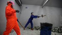Semenjak dibuka, ada 600 orang pelanggan yang telah menghancurkan 15.000 botol setiap bulannya (Jason Lee/Reuters)