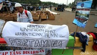 Mereka juga membawa keranda mayat bertuliskan tuntutan.