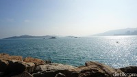 Pemandangan panorama Laut Cina Selatan yang berada di belakang area hotel.