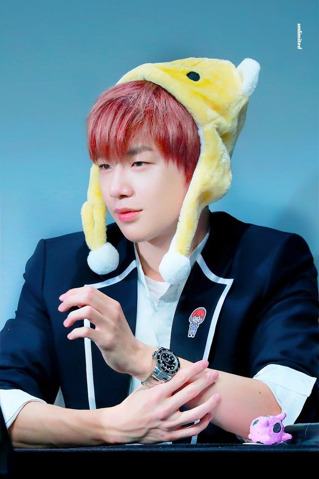 Pria yang menempati peringkat satu dalam survival program Produce 101 tersebut juga dikenal suka pakai aksesori, seperti anting dan jam tangan. Dalam sebuah fansigning Kang Daniel kedapatan memakai jam Rolex Sea Dweller Oyster 43mm Oystersteel yang diperkirakan seharga Rp 200 jutaan. Foto: Fansite