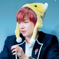 Pria yang menempati peringkat satu dalam survival program Produce 101 tersebut juga dikenal suka pakai aksesori, seperti anting dan jam tangan. Dalam sebuah fansigning Kang Daniel kedapatan memakai jam Rolex Sea Dweller Oyster 43mm Oystersteel yang diperkirakan seharga Rp 200 jutaan. Foto: Fansite