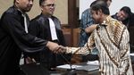 Idrus Marham Acungkan Telunjuk Usai Didakwa Terima Suap