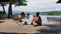 Berlibur bersama Ammar, Aditya habiskan waktu bersama sambil piknik menikmati minuman segar. Dengan pemandangan laut lepas dan pegunungan yang indah. Foto: Instagram @real_aditya1