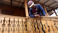 Di dalam Museum Betawi Beberapa hasil budaya seperti alat musik kesenian Betawi, baju adat, serta lukisan beberapa para tokoh Betawi tertata rapi. Di museum ini juga ada pelatihan kebudayaan Betawi seperti tarian dan silat beksi pada hari Sabtu dan Minggu.