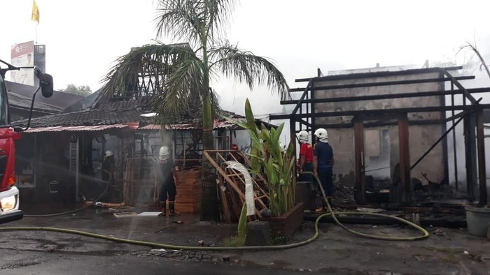 Restoran dan Deretan Toko di Kerobokan Bali Kebakaran
