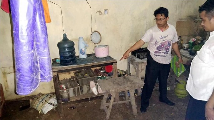 Wahono ditemukan dalam keadaan lemas tengkurap di lantai dapur rumahnya. (Foto: Dok Polres Pekalongan) Wahono ditemukan dalam keadaan lemas tengkurap di lantai dapur rumahnya. (Foto: Dok Polres Pekalongan)