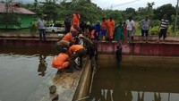 Tubuh yang dimakan Mery dikeluarkan dengan kondisi mengenaskan. Sebagian badannya telah habis dimakan Mery.