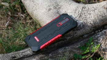 Ia dapat bertahan di air sampai kedalaman 2 meter. Kemudian tahan dijatuhkan dari ketinggian sampai 1,2 meter. Juga tahan debu. Foto: Ulefone