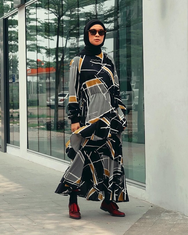 Ia tidak pernah bergaya basic. Ia kerap melakukan tabrak warna dan motif dengan potongan busana tak biasa. Gayanya sering disebut sebagai street wear.  Foto: Instagram/tantrinamirah