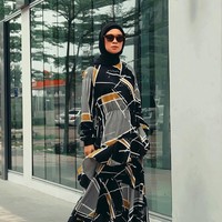 Ia tidak pernah bergaya basic. Ia kerap melakukan tabrak warna dan motif dengan potongan busana tak biasa. Gayanya sering disebut sebagai street wear.  Foto: Instagram/tantrinamirah