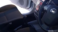 Daihatsu juga menyematkan tombol pengaturan audio pada posisi stir kemudi, power outlet di baris pertama dan kedua, dan audio speakers di 6 titik. Dengan adanya shark fin antena tampilannya lebih stylish dan juga menghasilkan kualitas suara yang jernih.