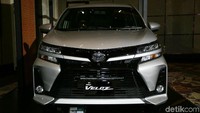 Mobil itu memiliki lampu depan LED yang desainnya mirip seperti Toyota Voxy dan Vellfire.