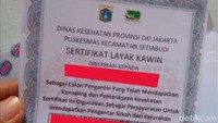 Dengan warna putih, beginilah penampakan sertifikat layak kawin dari Puskesmas Kecamatan Setiabudi, Jakarta Selatan. Foto: dok. detikHealth  