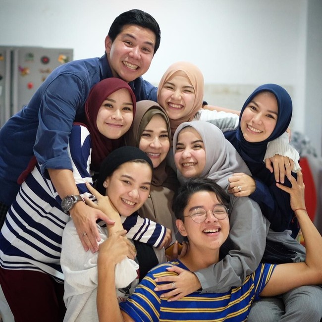 Zaskia Adya Mecca selalu terlihat kompak dengan keluarganya. Empat saudara perempuannya juga tak kalah cantik dan memakai hijab. Mereka memiliki gaya berbeda-beda. Foto: Instagram/zaskiaadyamecca