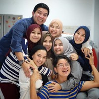 Zaskia Adya Mecca selalu terlihat kompak dengan keluarganya. Empat saudara perempuannya juga tak kalah cantik dan memakai hijab. Mereka memiliki gaya berbeda-beda. Foto: Instagram/zaskiaadyamecca