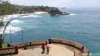 Untuk mengisi perut juga tersedia banyak warung yang berjualan di area sekitar Pantai Klayar. Fasilitas lainnya antara lain mushola, gazebo dan penginapan. (Purwo S/detikTravel)