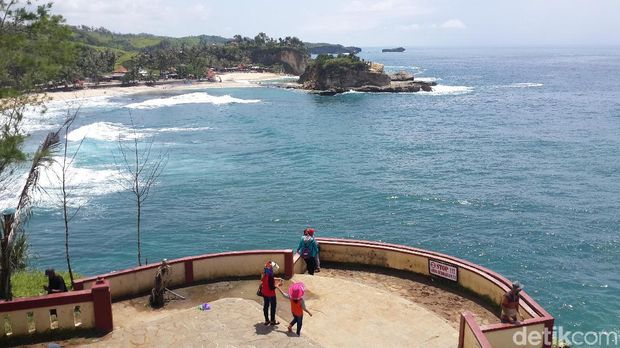 Spot Berbeda Menikmati Pantai Klayar Pacitan