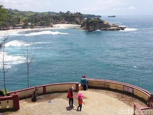 Spot Berbeda Menikmati Pantai Klayar Pacitan