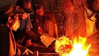 Sukarna, pemilik Gong Factory pun bercerita bahwa pabrik tersebut pertama kali buka ketika zaman kolonial Belanda. Pabrik itu pun diteruskan secara turun temurun. Kini, Sukarna menjadi generasi keenam yang meneruskan usaha pembuatan alat musik tradisional tersebut. Pool/Aprillia Dinda/Detikcom.