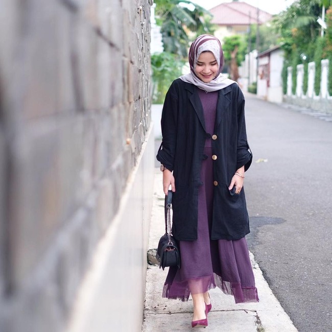 Berbeda dengan Tasya Nur Media, kakak Zaskia. Wanita bertubuh mungil ini memiliki gaya yang lebih feminin. Ia kerap memakai tunik, rok, dengan sentuhan ruffle atau lace. Foto: Instagram/Tasya Nur Media