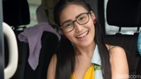 Ayu tampil dengan rabut kuncir dua dan kacamata. Pool/Noel/detikFoto.
