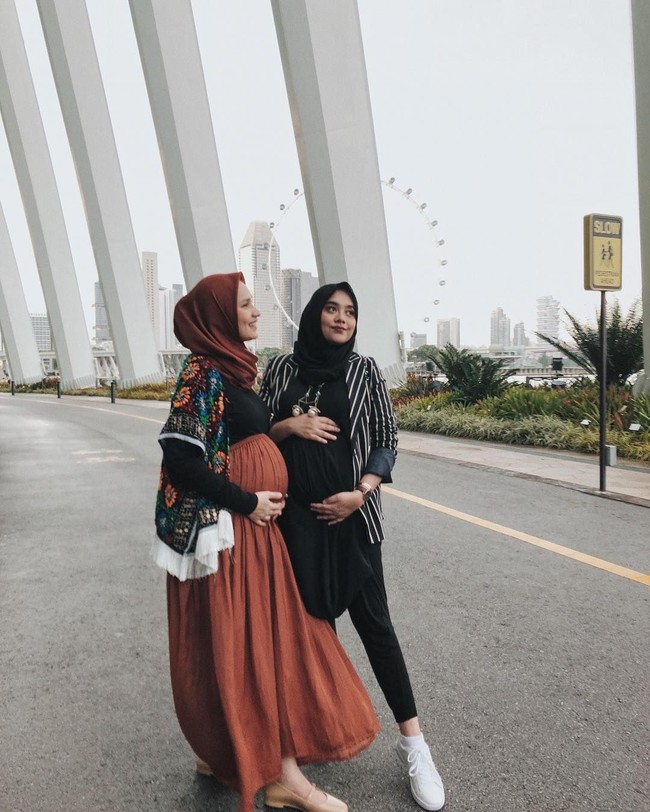 Kini, ia sedang mengandung anak pertamanya. Meski sedang hamil besar, penampilannya tetap mencuri perhatian. Gayanya yang simple bisa jadi inspirasimu. Foto: Instagram/Dwihandaanda