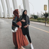 Kini, ia sedang mengandung anak pertamanya. Meski sedang hamil besar, penampilannya tetap mencuri perhatian. Gayanya yang simple bisa jadi inspirasimu. Foto: Instagram/Dwihandaanda