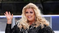 Gemma Collins sempat kecelakaan ringan dan menabrak sebuah pot bunga. Namun yang aneh, ia justru menyalahkan bulan purnama karena kejadian itu. Foto: Getty Images
