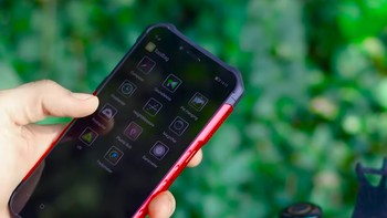 Baterainya besar, 5.000 mAh yang didukung isi ulang cepat. Sebagai pengamanan, ada sensor sidik jari serta deteksi wajah. Foto: Ulefone