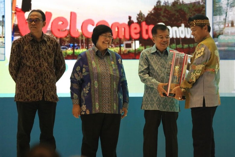 Pemkab Bandung Raih Penghargaan Adipura Pemkab Bandung Raih Penghargaan Adipura