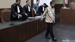 Idrus Marham Acungkan Telunjuk Usai Didakwa Terima Suap