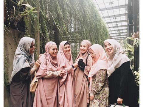 Mengenal French Khimar, Hijab Panjang yang Menyatu dengan 